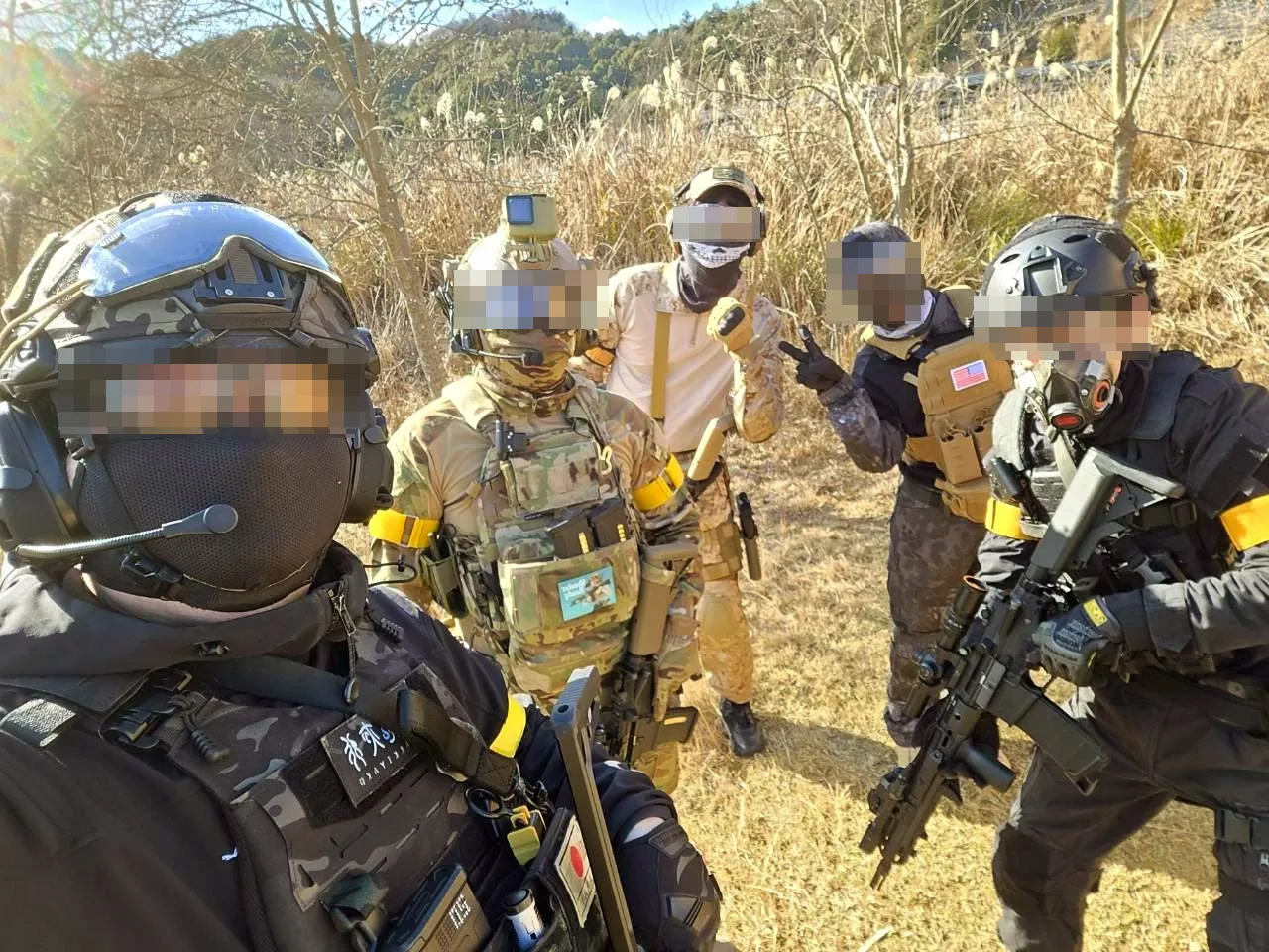 バトルフィールド フィールド外での友達グループ集合写真。